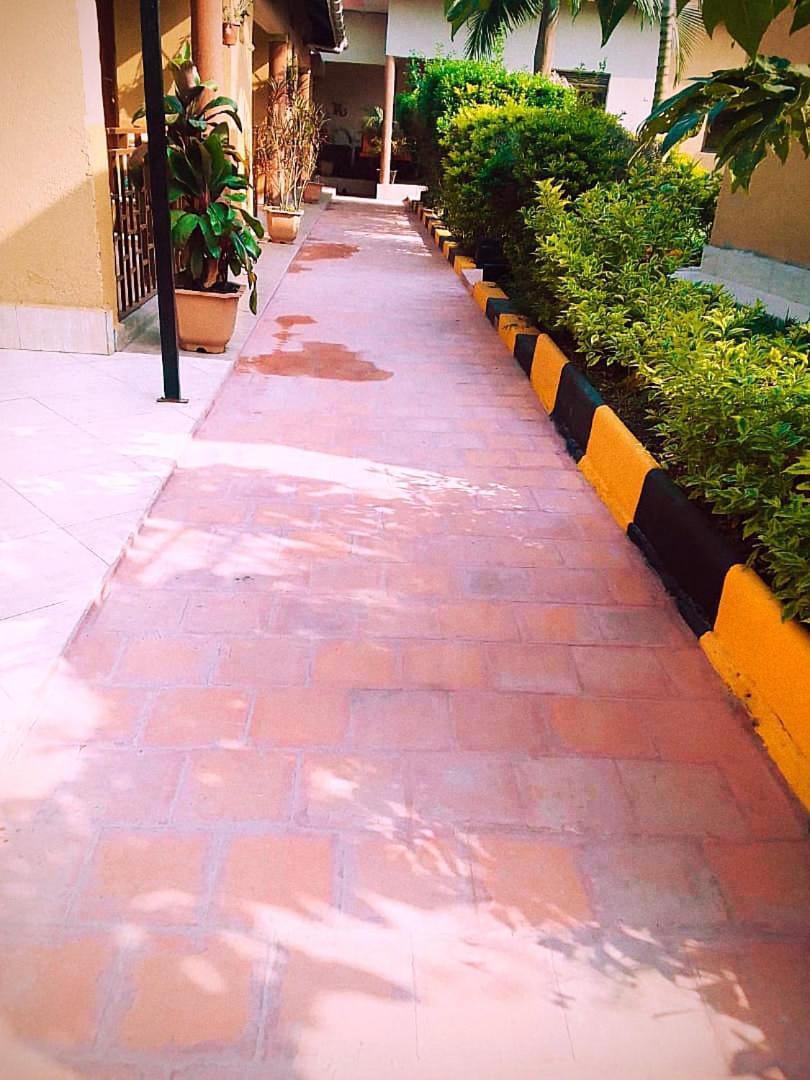 Palm Star Motel Fort Portal Экстерьер фото